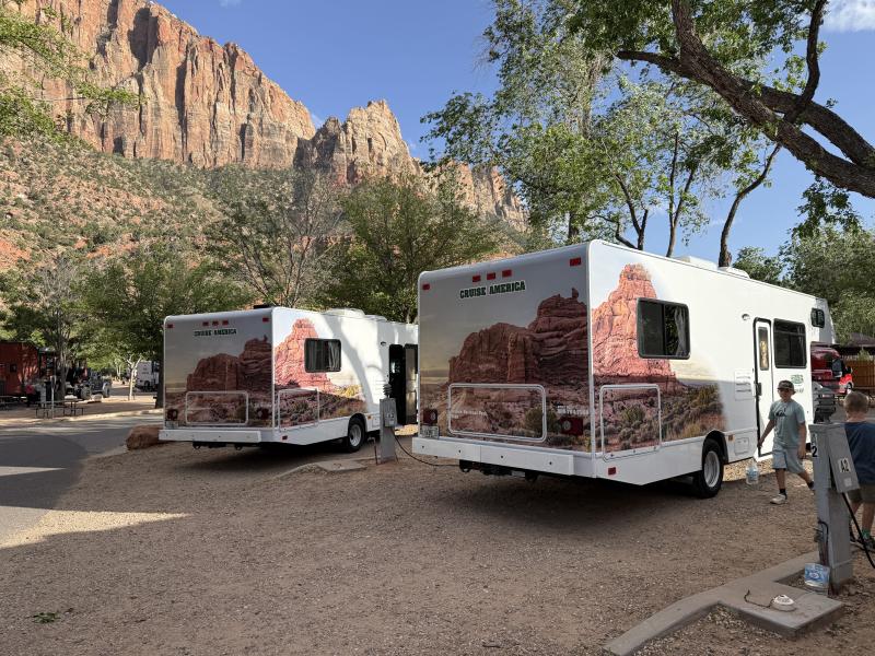 Dwa kampery Cruise America stoją na kempingu Camping Zion w Springdale