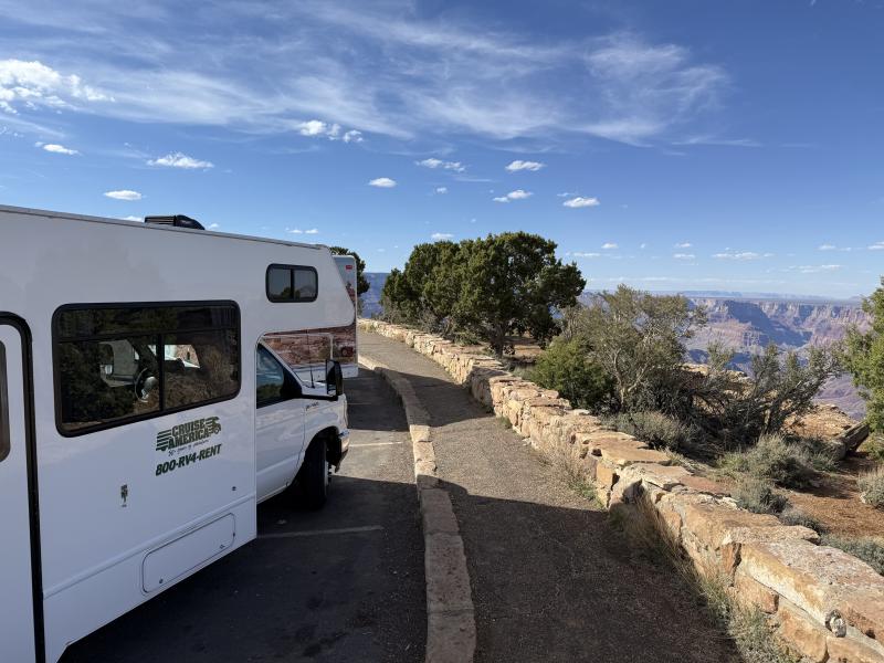 kamper stoi na parkingu nad brzegiem South Rim Grand Canyon