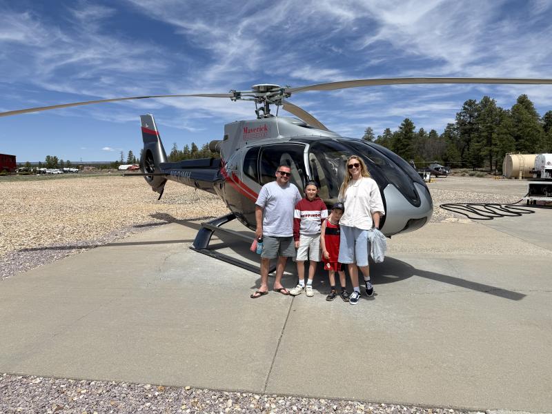 Rodzina stoi przed kamperem Maverick Helicopters