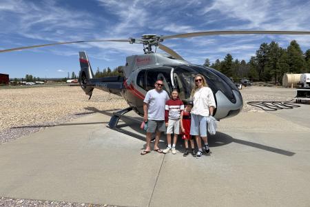 Rodzina stoi przed kamperem Maverick Helicopters