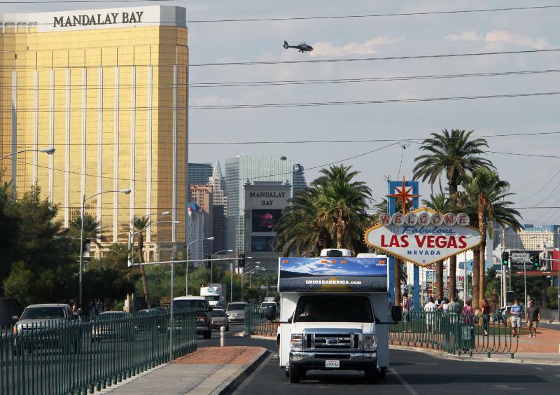 kamper Cruise America stoi przed znakiem las Vegas